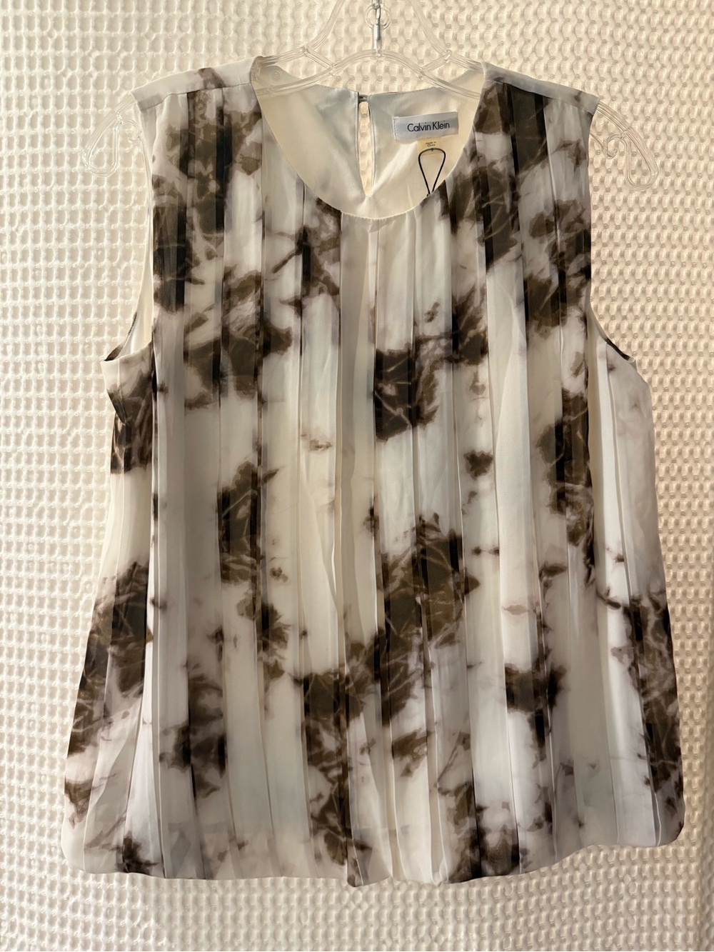 NWT Calvin Klein Pleated Sleeveless Blouse in White and Brown Tie-Dye